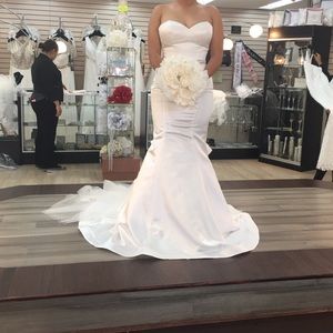 WHITE  ELEGANT FITTING WEDDING DRESS!!! 👰🏽💐